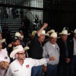 Camioneros finalizan bloqueos tras una maratón de negociaciones que resulta en un acuerdo