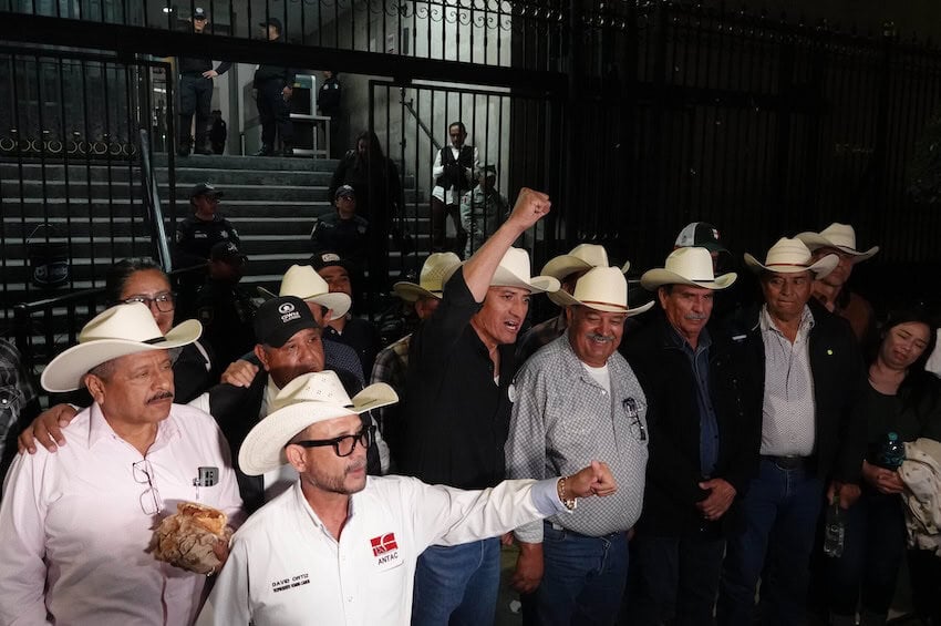 Camioneros finalizan bloqueos tras una maratón de negociaciones que resulta en un acuerdo