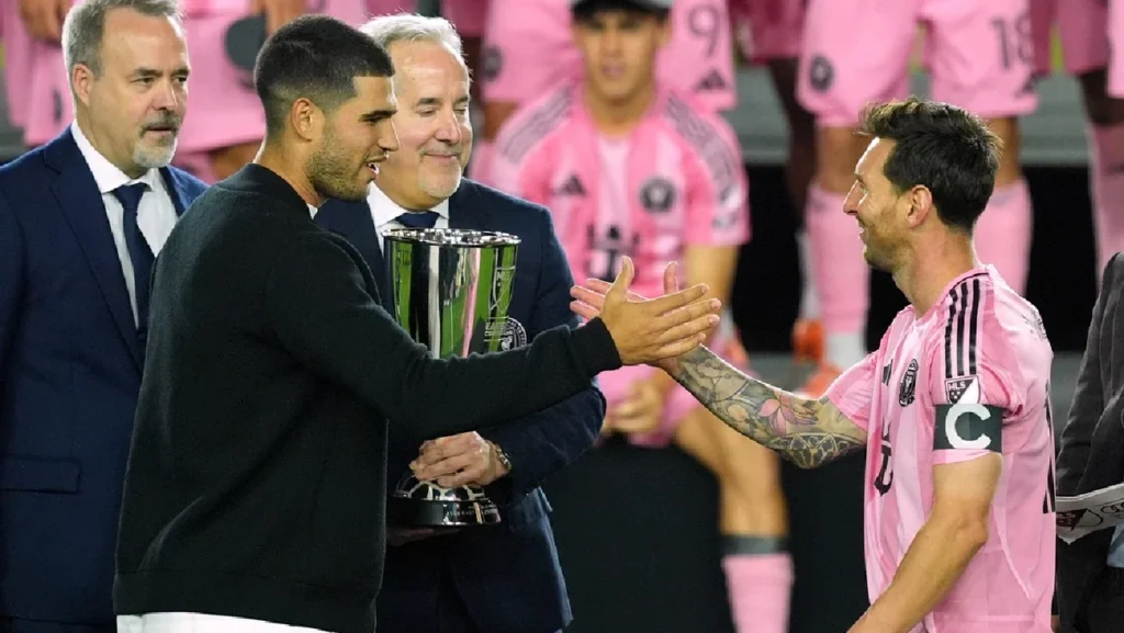 Carlos Alcaraz se une a Raúl Jiménez en los festejos del campeonato de la Liga MX