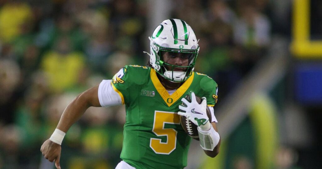 Clasificación de fútbol americano universitario comienza malabares en el lugar 6-7, mientras los primeros 5 se mantienen iguales