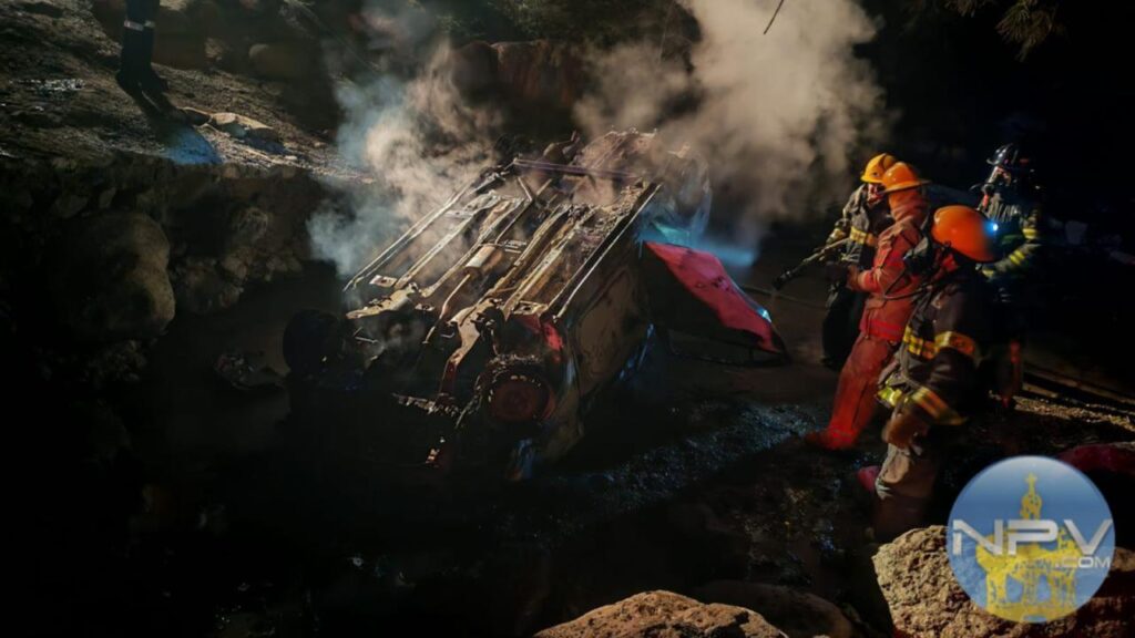 Controlan fuego de vehículo siniestrado en ruta hacia La Palapa