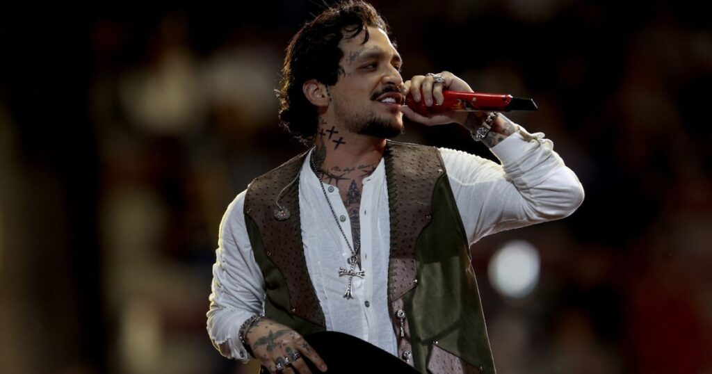 Critican a Christian Nodal por su interpretación en vivo de "Stand by me": "Ni él mismo entiende lo que canta"