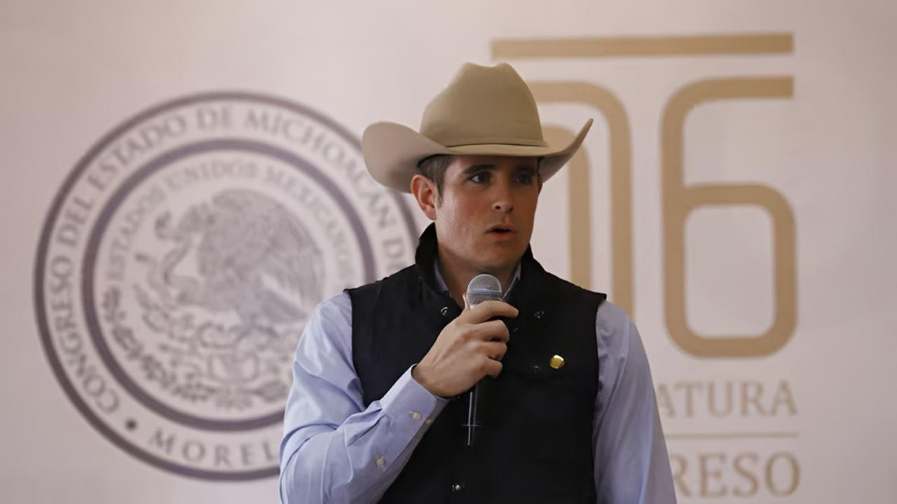 Descubrimiento impactante: Diputado Bautista Tafolla encuentra fosa con cuatro cuerpos en Uruapan