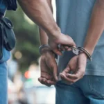 Detienen a hombre que se hizo pasar por su madre fallecida para seguir cobrando su pensión