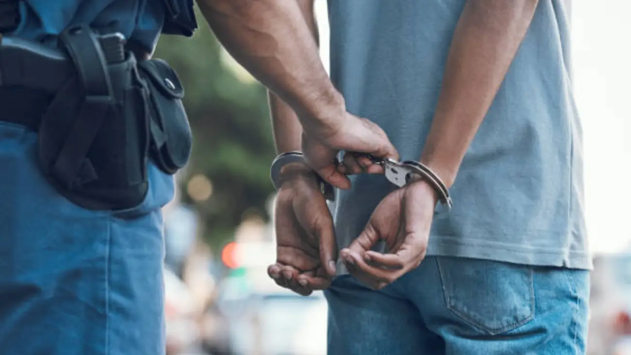 Detienen a hombre que se hizo pasar por su madre fallecida para seguir cobrando su pensión