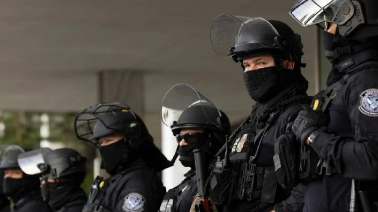 Detienen en Texas a impostor de ICE por extorsionar a una masajista