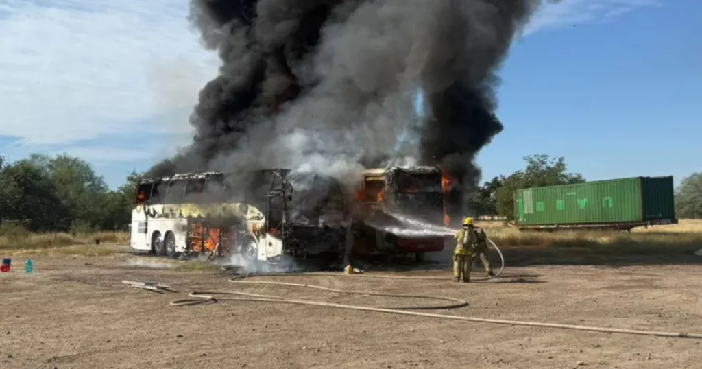 Devastador fuego arrasa con dos autobuses en la carretera México 15, en Guasave