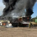 Devastador fuego arrasa con dos autobuses en la carretera México 15, en Guasave