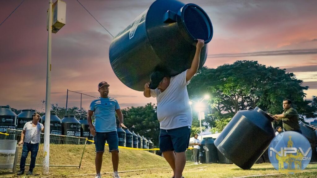 El alcalde Luis Ernesto Munguía es aplaudido por su apoyo a las familias de Ixtapa con la donación de tinacos
