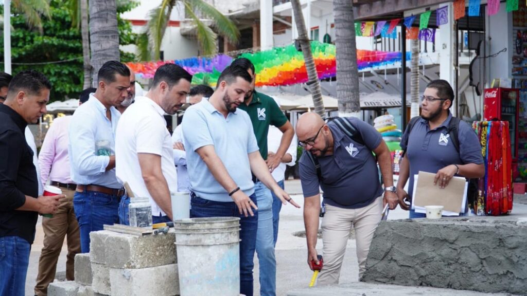 El alcalde Luis Munguía de Puerto Vallarta inspecciona progreso de la construcción en el Malecón Dos.
