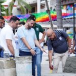 El alcalde Luis Munguía de Puerto Vallarta inspecciona progreso de la construcción en el Malecón Dos.