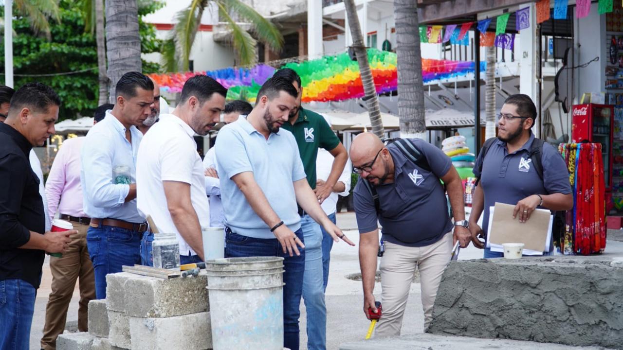 El alcalde Luis Munguía de Puerto Vallarta inspecciona progreso de la construcción en el Malecón Dos.