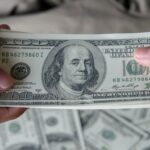 El peso mexicano se fortalece este jueves 27 de noviembre, ¿es momento de cambiar dólares?