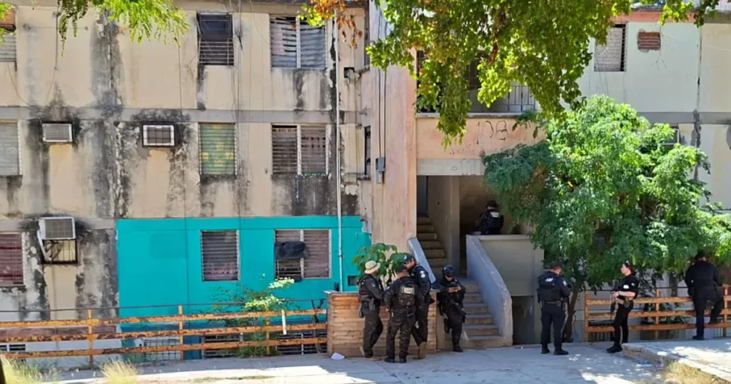 Encuentran el cuerpo sin vida de una mujer acribillada en un apartamento en Infonavit Cañadas, Culiacán.