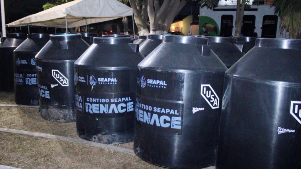 Entrega SEAPAL 1,200 tinacos a hogares de Ixtapa en cuarta etapa del Programa PURA