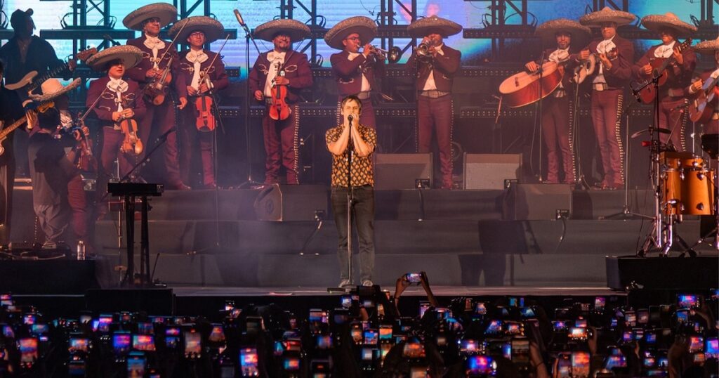 Foster The People sorprende al interpretar "Pumped Up Kicks" con mariachi tras 13 años