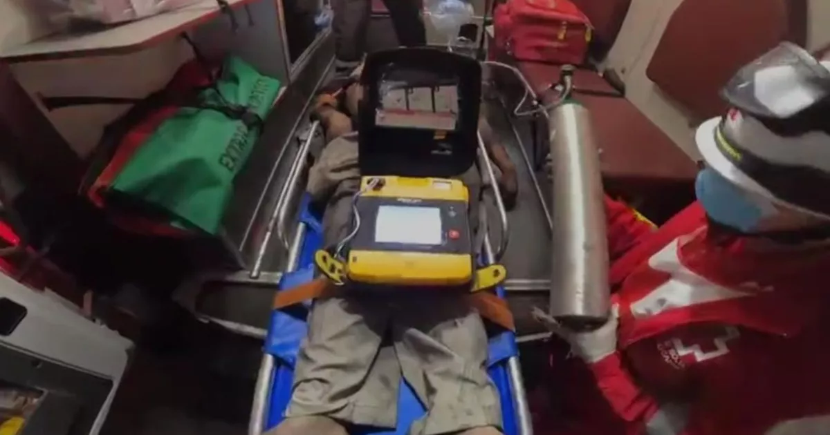 Hombre rescatado de incendio en finca de Mazatlán tras quedar atrapado y sufrir paro cardíaco