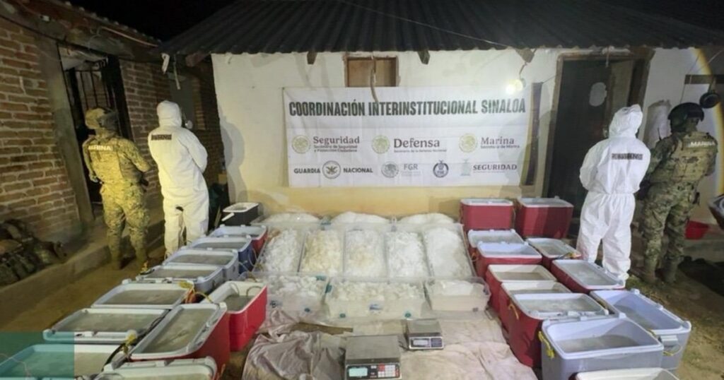 Incautan más de una tonelada de presunta metanfetamina y precursores químicos en inmueble de Marina en Sinaloa