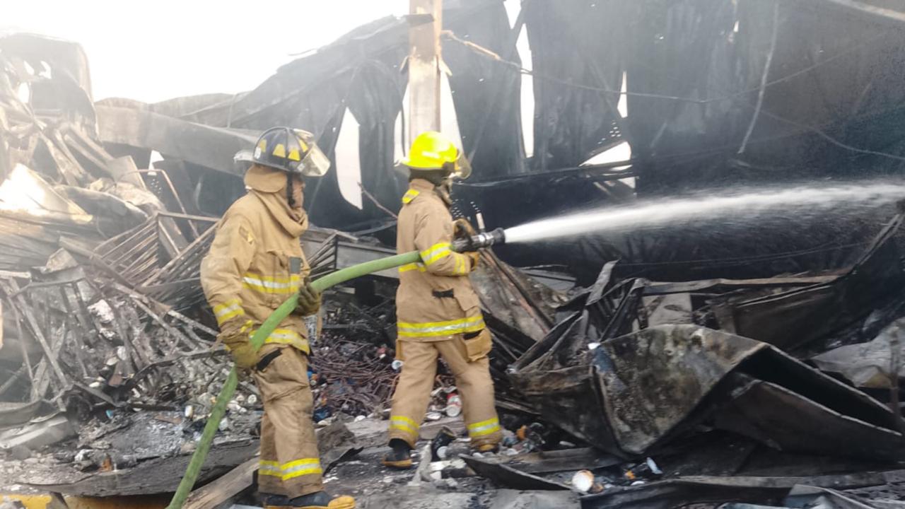 Incendio en Ixtapa: Bomberos de Nayarit brindan apoyo en Bodega Aurrerá con estructuras colapsadas