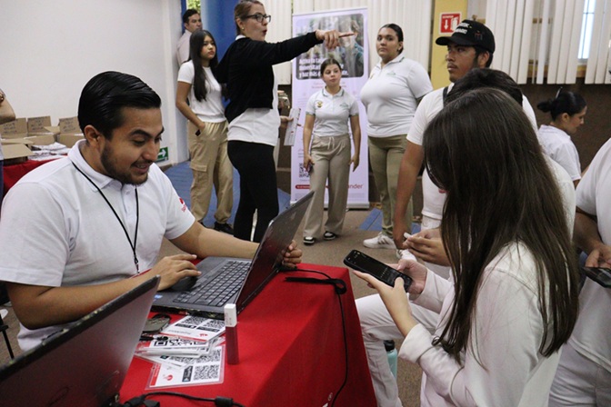 Jornada de Credencialización en la Facultad de Medicina de la UAS y Santander: ¡Inicia tu vida financiera como estudiante!