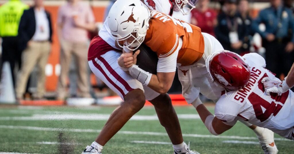 Manning logra 4 pases de touchdown, 1 terrestre y 1 atrapada mientras que Texas No. 17 vence a Arkansas 52-37