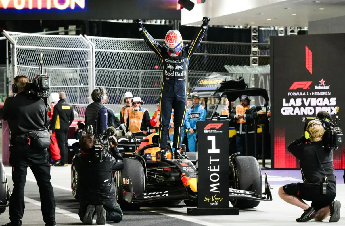Max Verstappen domina un emocionante Gran Premio de Las Vegas y defiende su posición contra Norris en las primeras vueltas