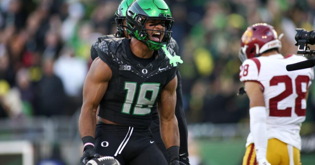 Oregon regresa al top cinco del ranking AP Top 25, Miami lidera el grupo de 5 equipos de la ACC clasificados.