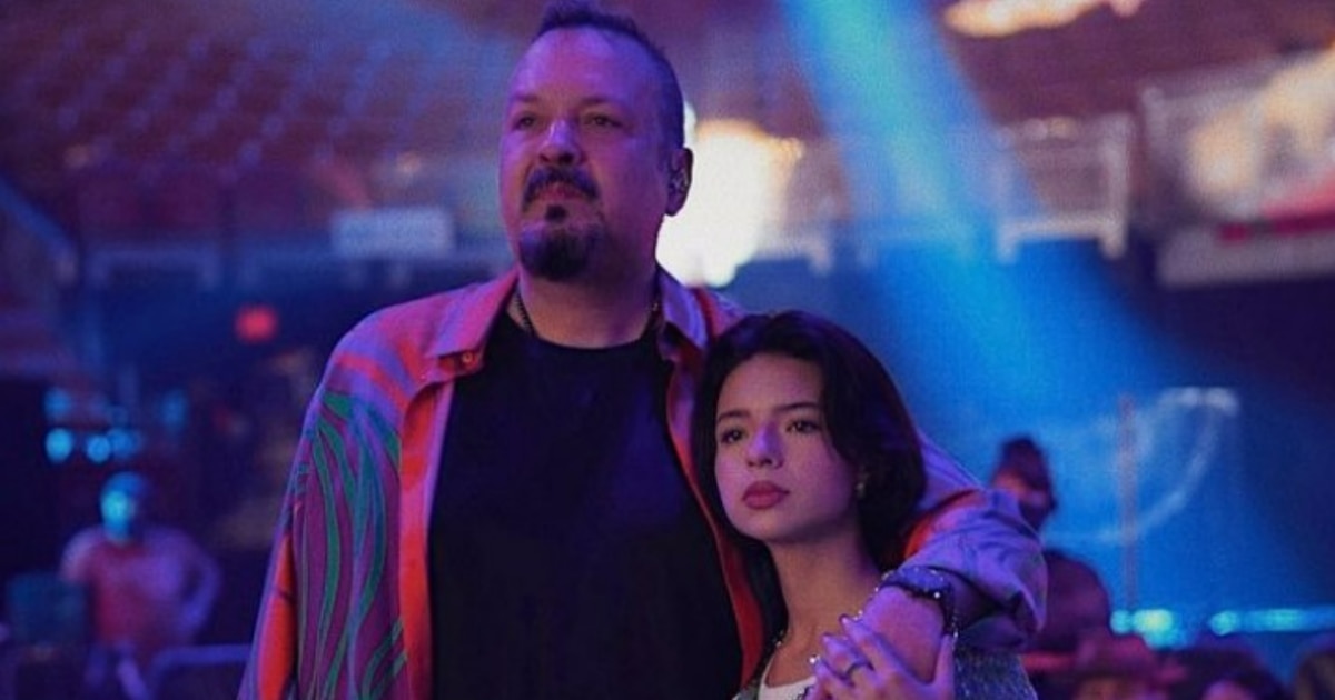 Pepe Aguilar se mofa de los rumores sobre Ángela usando esponjas y playback