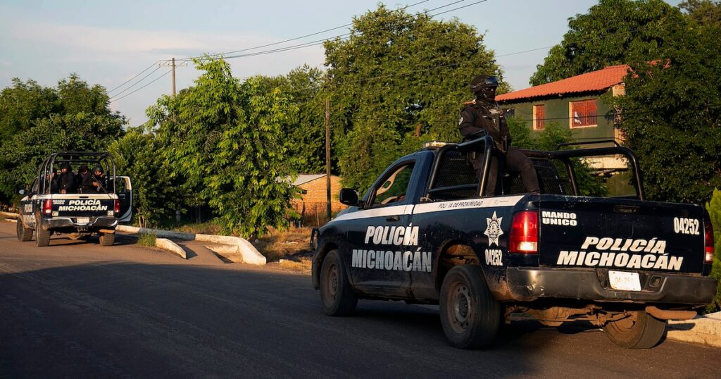 Policía municipal de Michoacán arrestado por feminicidio y tortura, quedan 8 prófugos
