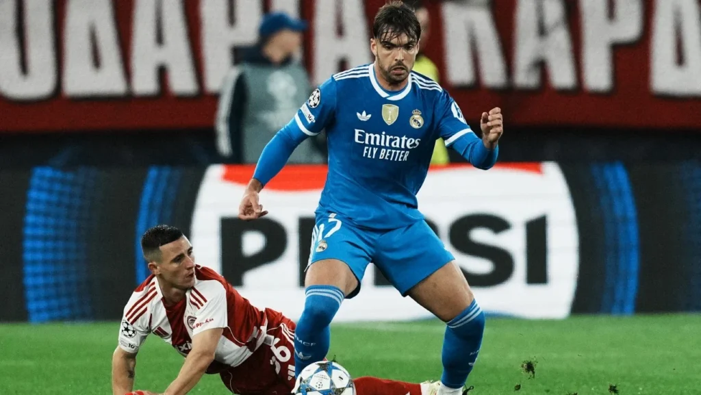 Raúl Asencio juega ante Olympiacos a pesar de la muerte de su abuelo