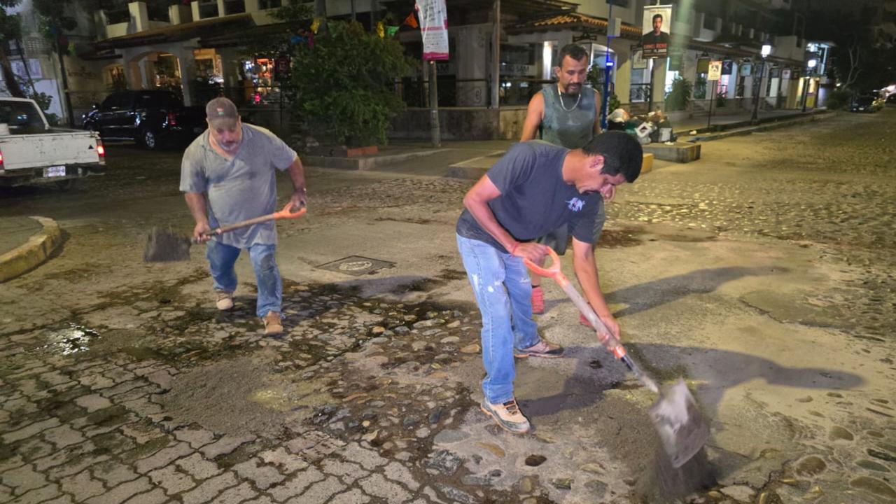 Reparación de calles de noche mejora la circulación en el corazón de Puerto Vallarta