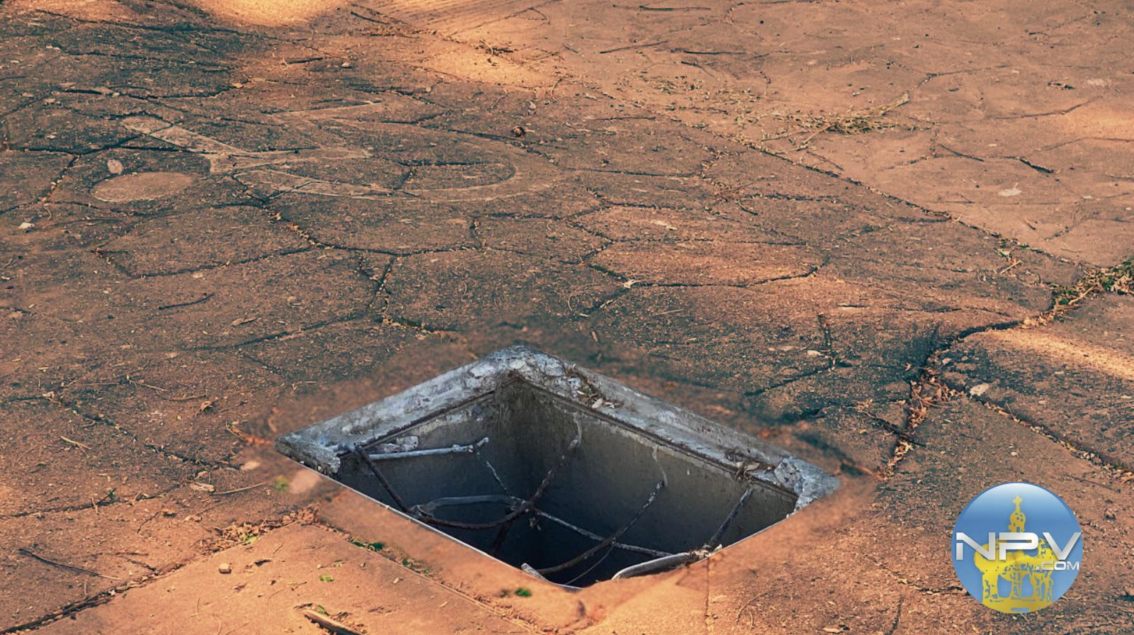 Riesgo para peatones en Puerto Vallarta debido a alcantarillas deterioradas