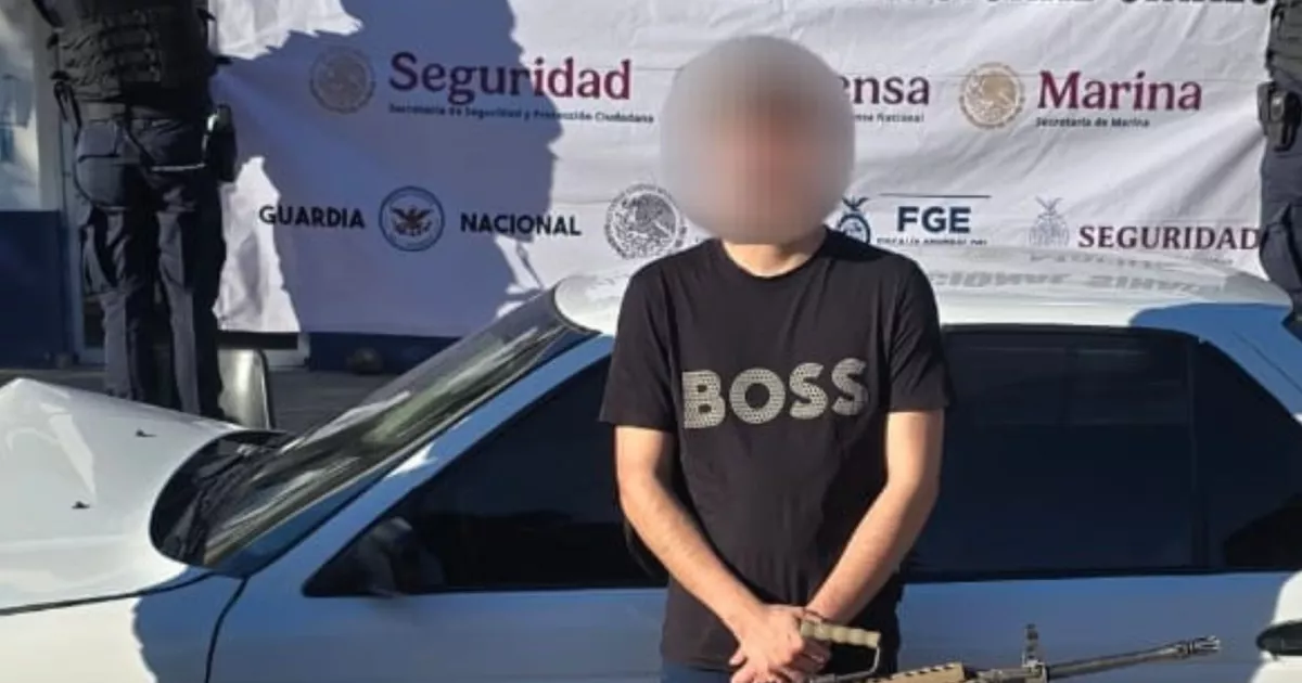 ¡Detenido tras estrellarse en su intento de fuga! Capturan a un ciudadano con una ametralladora en La Conquista, Culiacán
