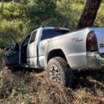 Accidente: Camioneta Tacoma se precipita por un barranco en la carretera hacia El Tuito