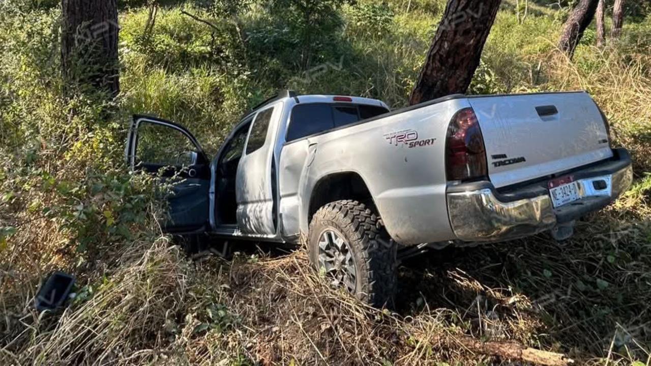 Accidente: Camioneta Tacoma se precipita por un barranco en la carretera hacia El Tuito