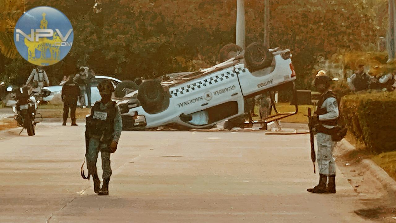 Accidente en Fluvial Vallarta: Camioneta de la Guardia Nacional vuelca tras colisión