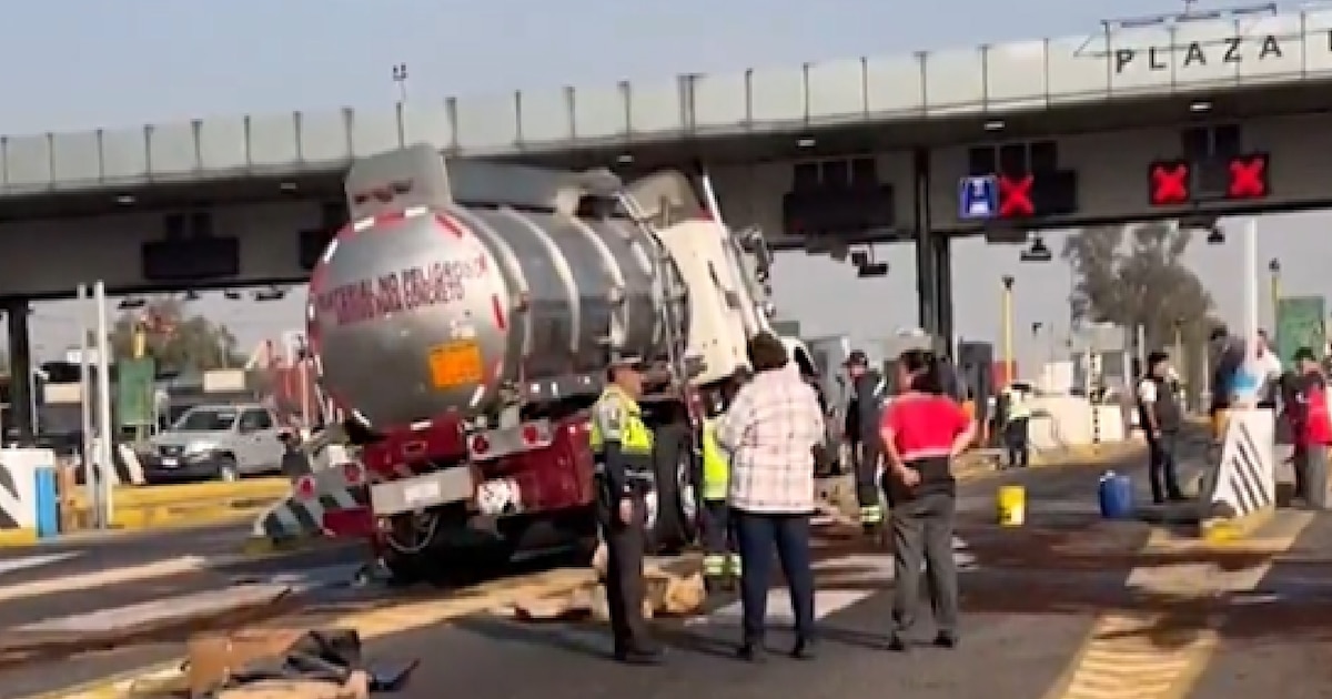 Accidente en caseta de cobro de la autopista México-Querétaro: Pipa choca y derrama combustible