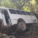 Accidente grave en la carretera a Huajicori en Nayarit: Volcadura de camión de pasajeros