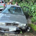 Accidente y vuelco en el camino a Boca de Tomatlán