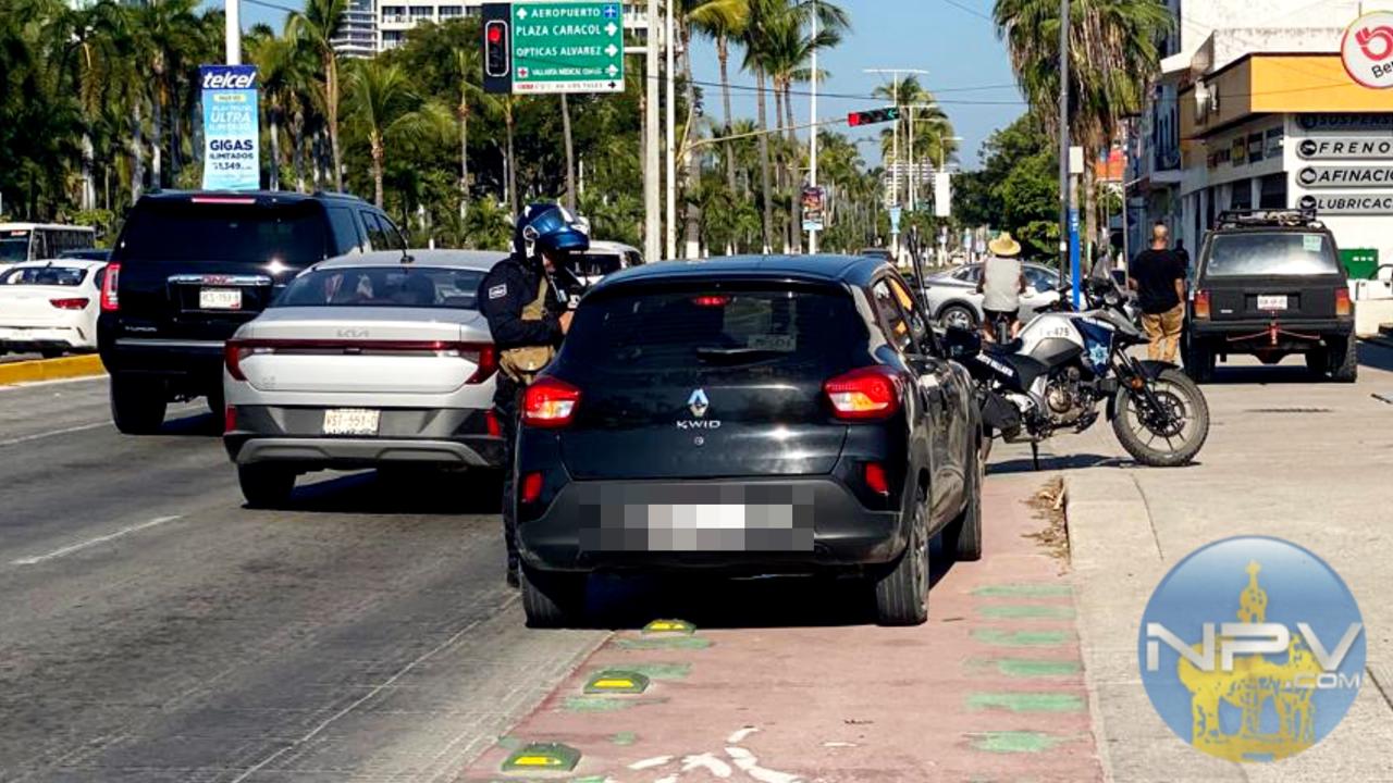 Agentes de tránsito y conductores invaden ciclovía en la avenida principal de Puerto Vallarta: una denuncia preocupante