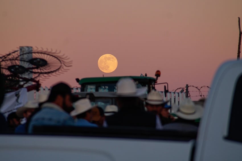 Agricultores en protesta cesan tras aprobación rápida de ley de agua por el Senado