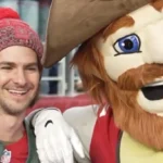 Andrew Garfield se encuentra con la mascota de los Vaqueros en México