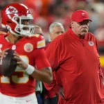 Andy Reid confirma que regresará con los Chiefs el próximo año. 

Andy Reid confirma su regreso con los Chiefs para el próximo año.