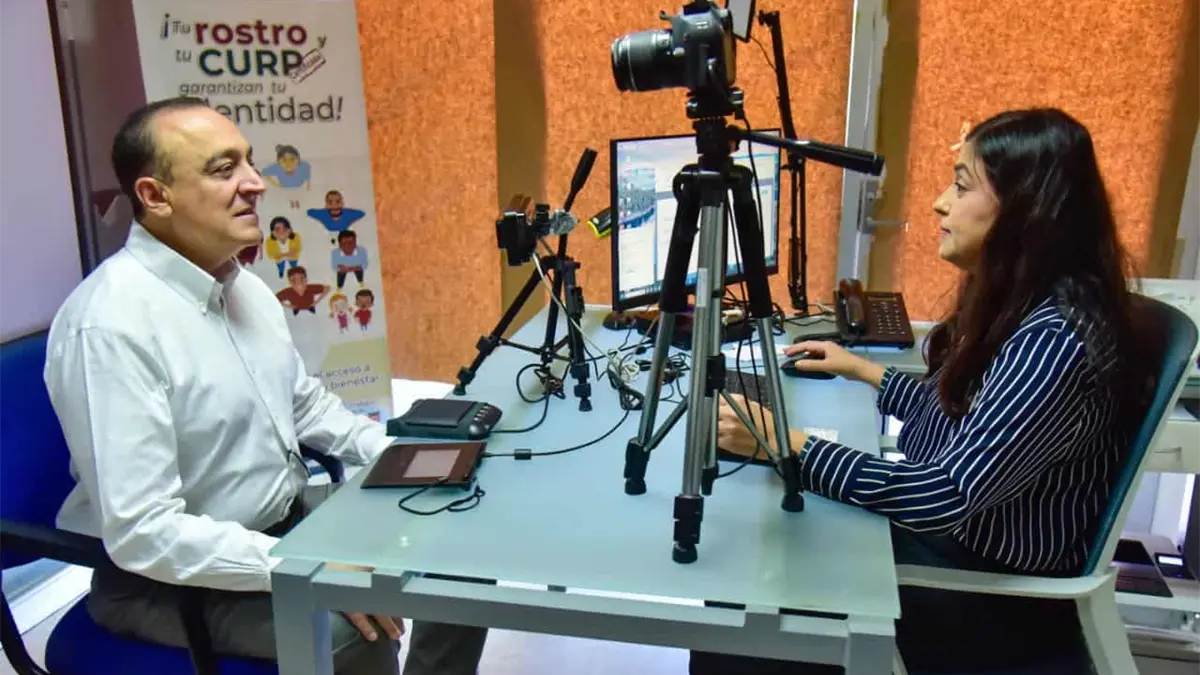 Antonio Menéndez completa su trámite de CURP Biométrica