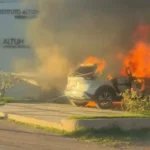 Atacan con fuego un vehículo cerca de una escuela en Portalegre Premium, Culiacán.
