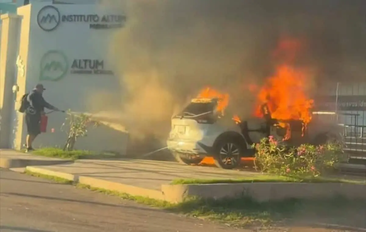 Atacan con fuego un vehículo cerca de una escuela en Portalegre Premium, Culiacán.