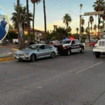 Autoridades de Seguridad Pública revisan grabaciones para identificar al culpable del robo de un automóvil en Los Mochis.