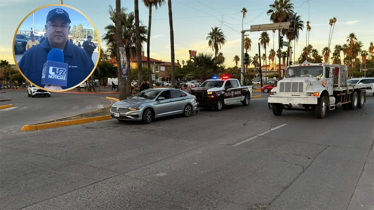 Autoridades de Seguridad Pública revisan grabaciones para identificar al culpable del robo de un automóvil en Los Mochis.