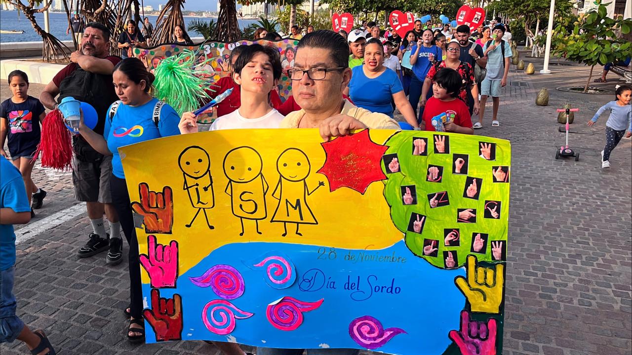 Caminata inclusiva en Puerto Vallarta con motivo del Día de las Personas con Discapacidad