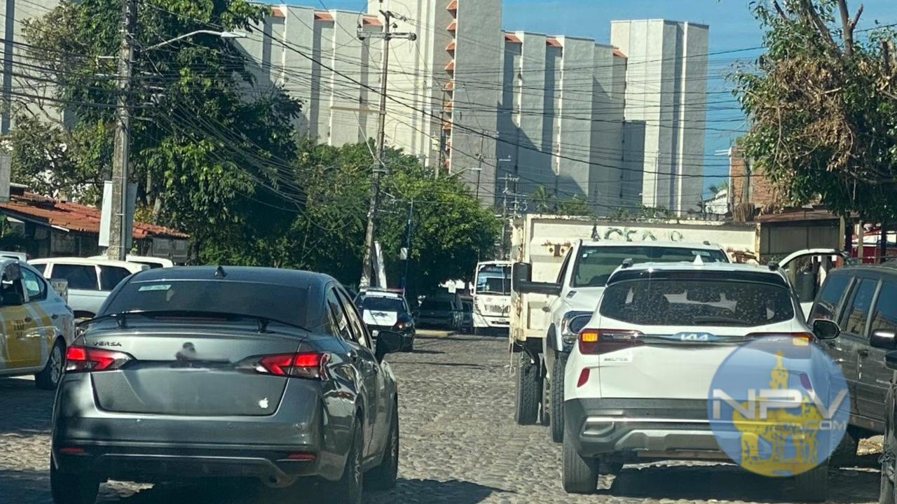 Caos vehicular empeora en Puerto Vallarta debido a la doble fila en calles angostas